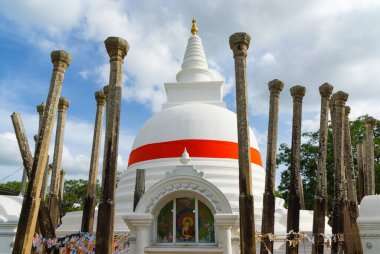 Taş sütunların kalıntılarıyla Thuparamaya stupa, Sri Lanka (İşaretin Tercümesi: Buddha 'ya Tapmak)