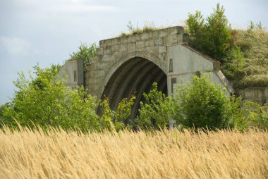 Terk edilmiş soğuk savaş döneminde Sovyet dönemi askeri uçak hangarı, Milovice, Çek Cumhuriyeti (metnin çevirisi:)