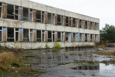 Sovyet askerlerinin çocukları için terk edilmiş okul binası, Milovice, Çek Cumhuriyeti