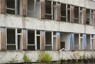 Sovyet askerlerinin çocukları için terk edilmiş okul binası, Milovice, Çek Cumhuriyeti