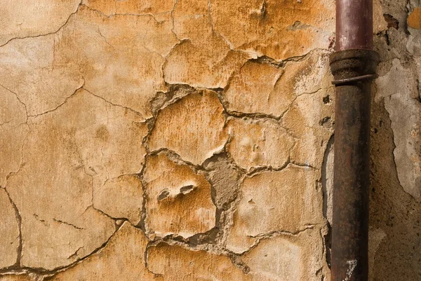 Oluk boru ile bej duvar sıva kırık