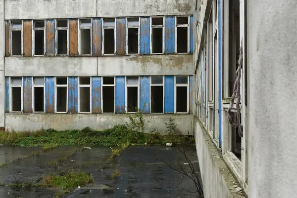 Sovyet askerlerinin çocukları için terk edilmiş okul binası, Milovice, Çek Cumhuriyeti