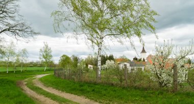İlkbaharda küçük bir köy, Çek Kırsal Cumhuriyeti
