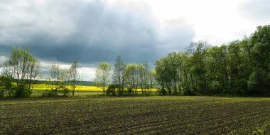 Çek Cumhuriyeti kırsalında, bir tarla üzerinde bahar fırtınalı gökyüzü
