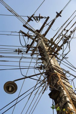 Pek çok kaotik powerlines ile sokak lambası