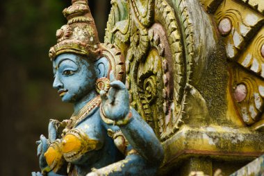 Seetha Amman kovil hindu tapınağının ön cephesindeki eski heykel.