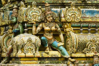 Seetha Amman kovil hindu tapınağının ön cephesindeki eski heykeller.