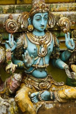 Seetha Amman kovil hindu tapınağının ön cephesindeki eski heykel.