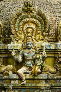 Seetha Amman kovil hindu tapınağının ön cephesindeki eski heykeller.