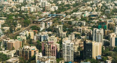 Mumbai yerleşim alanı ve tren istasyonunun havadan görüntüsü.