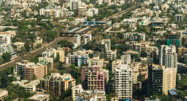 Mumbai yerleşim alanı ve tren istasyonunun havadan görüntüsü.