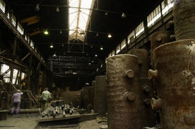 İki işçili sanayi tesisi.