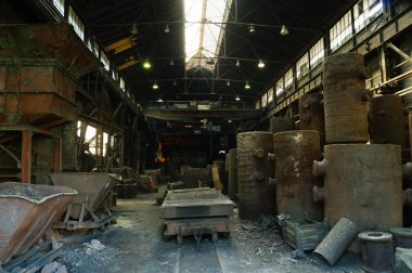 Arka planda fırın olan sanayi dökümhanesi