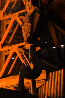 Dökümhanede büyük endüstriyel vinç kancası