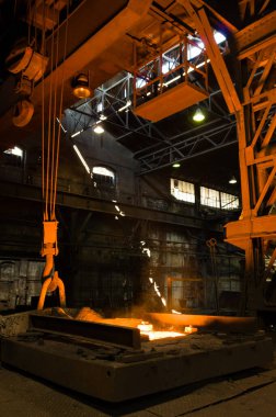 Endüstriyel dökümhanede parlayan sıcak likör metali