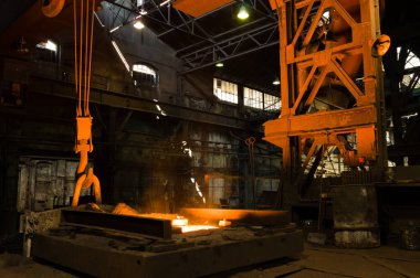 Endüstriyel dökümhanede parlayan sıcak likör metali