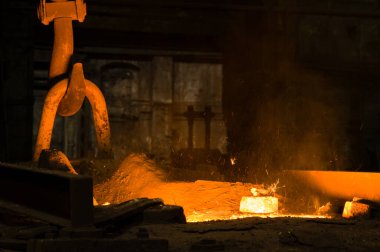 Endüstriyel dökümhanede parlayan sıcak likör metali