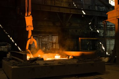 Endüstriyel dökümhanede parlayan sıcak likör metali