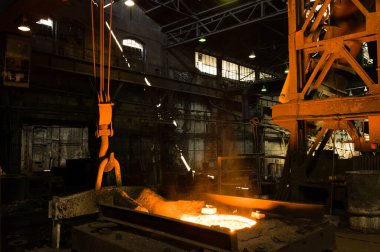 Endüstriyel dökümhanede parlayan sıcak likör metali