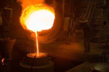 Sıcak erimiş metal kalıba dökülüyor.