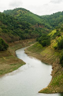 Küçük nehir akan ile tepelik tropikal peyzaj