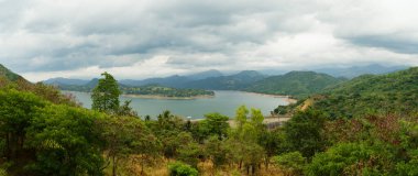 Yapay su deposu bir tropikal peyzaj Barajı