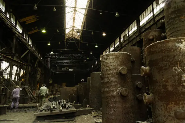 İki işçili sanayi tesisi.