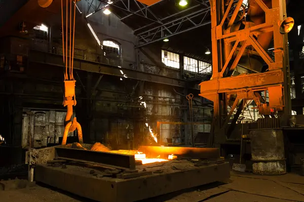 Endüstriyel dökümhanede parlayan sıcak likör metali