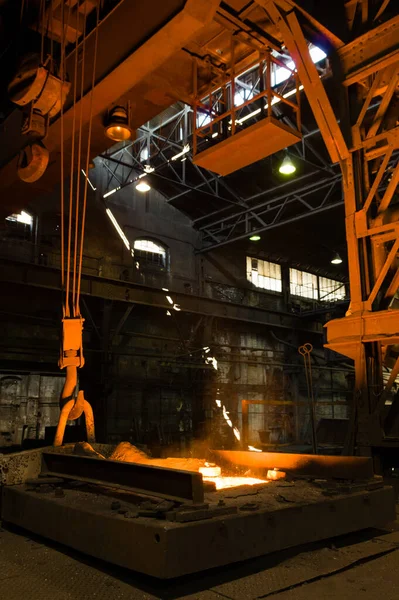 Endüstriyel dökümhanede parlayan sıcak likör metali