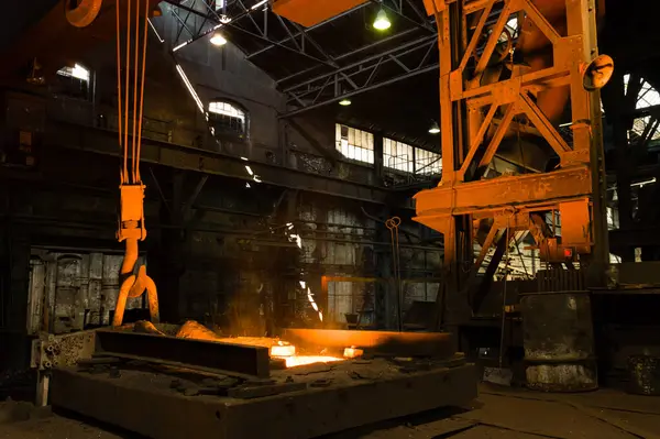 Endüstriyel dökümhanede parlayan sıcak likör metali