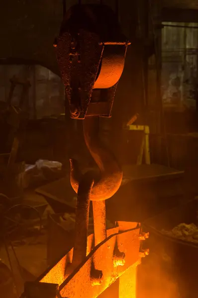 Dökümhanede büyük endüstriyel vinç kancası