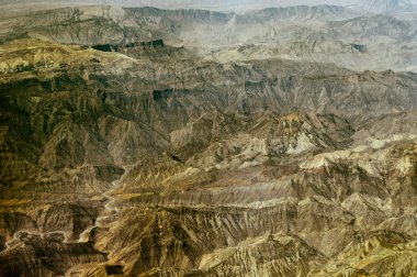Yüksek dağlar ve çöller Iran üzerinden havadan görünümü