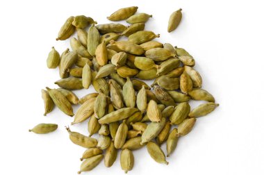 Beyaz bir arka plan üzerinde kuru yeşil cardamons yığını