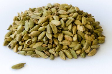 Beyaz bir arka plan üzerinde kuru yeşil cardamons yığını