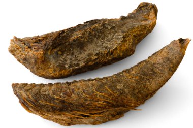 İki parça umbalakada namı diğer beyaz arka planda kuru maldiv balığı.