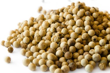 Beyaz arka plan üzerinde tüm beyaz biber