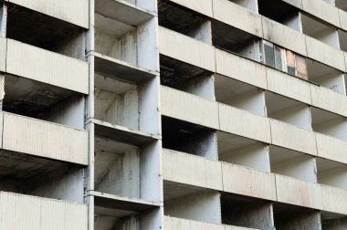 Terk edilmiş ve yaşanmaz hale apartman yangın tarafından tahrip