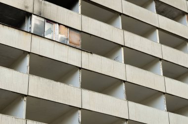 Terk edilmiş ve yaşanmaz hale apartman yangın tarafından tahrip