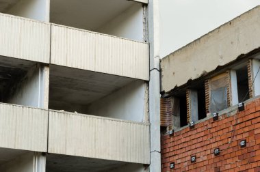 Terk edilmiş ve yaşanmaz hale apartman yangın tarafından tahrip