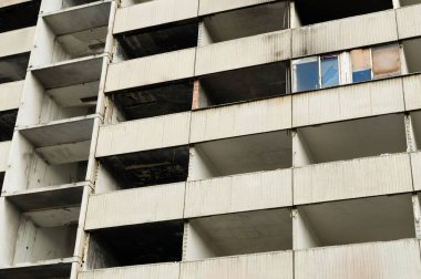 Terk edilmiş ve yaşanmaz hale apartman yangın tarafından tahrip
