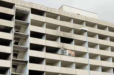 Terk edilmiş ve yaşanmaz hale apartman yangın tarafından tahrip