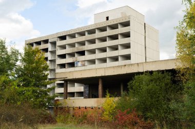 Terk edilmiş ve yaşanmaz hale apartman yangın tarafından tahrip