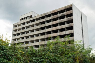 Terk edilmiş ve yaşanmaz hale apartman yangın tarafından tahrip