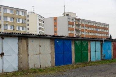 Komünist tarzıyla yıpranmış garajlar prefabrik beton evler.