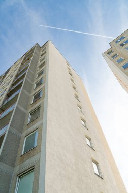 Uzun sıkıcı tek tip beton komünist tarzı konut blokları