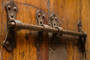 Ahşap kapı masif eski paslı demir kilit