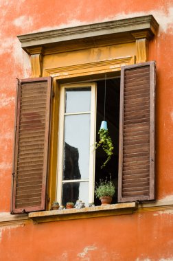 Bologna ev pencere saksı ve ahşap kepenkleri ile dekore edilmiş
