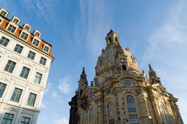 Yeniden Frauenkirche yenilenmiş bir apartman Dresden Almanya ile zıt Protestan Kilisesi