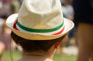 Genç kadın bir müzik festivali yaz aylarında hasır şapka ile