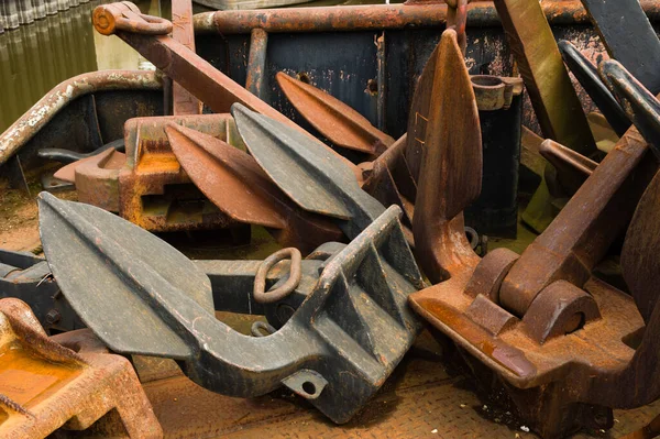 Birkaç atılan paslı eski metal gemi çapa